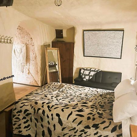 Di'S Dugouts Hotel คูเบอร์เพดี ภายนอก รูปภาพ