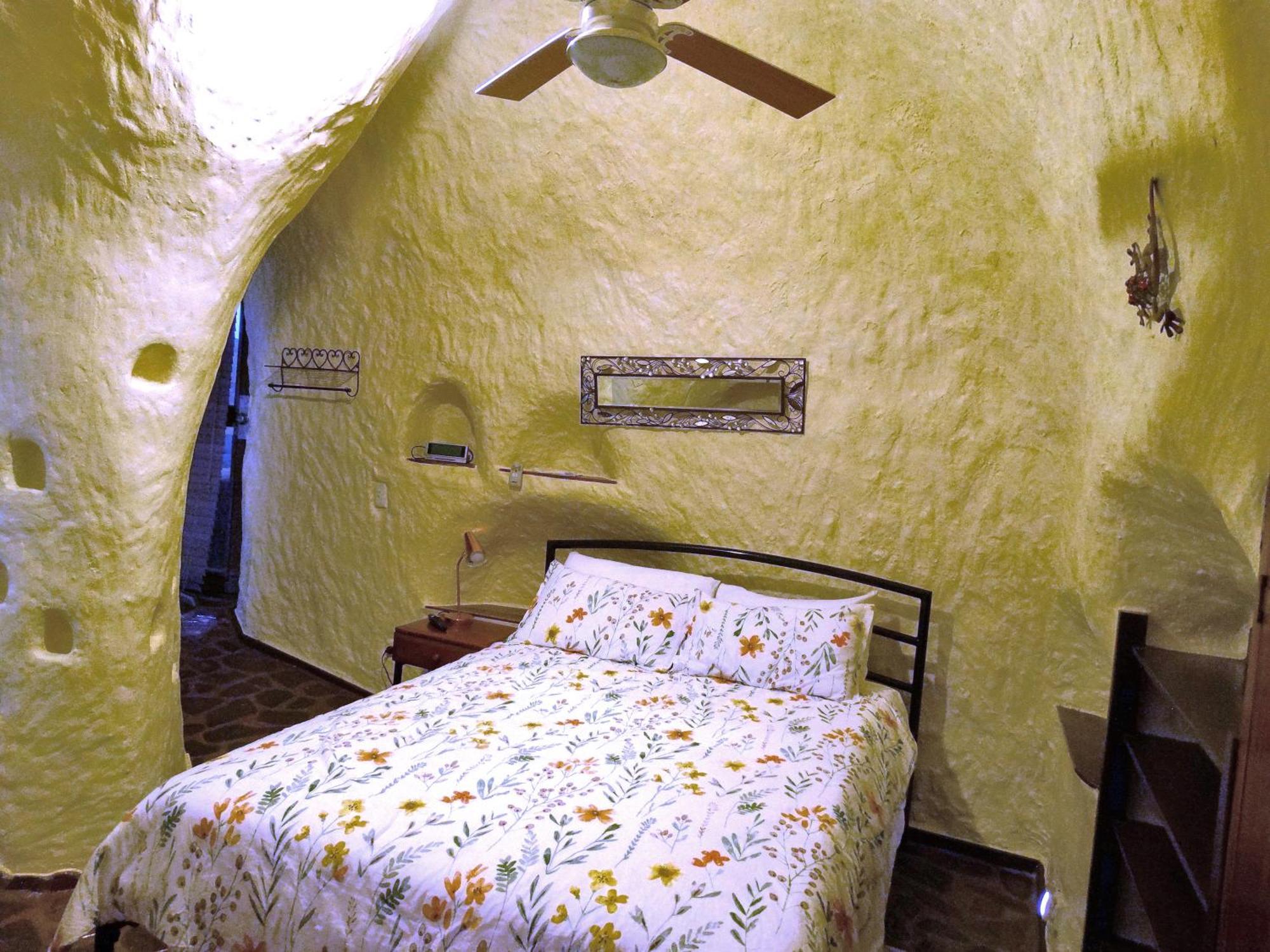 Di'S Dugouts Hotel คูเบอร์เพดี ภายนอก รูปภาพ