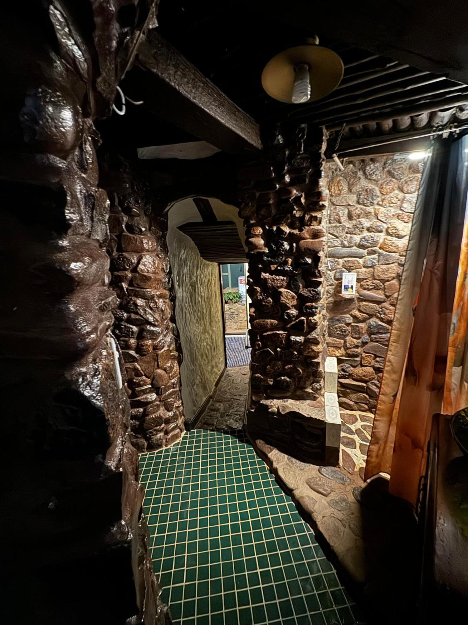 Di'S Dugouts Hotel คูเบอร์เพดี ภายนอก รูปภาพ